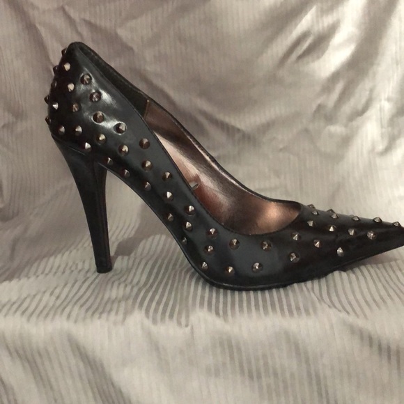 Brand New! Silver Grommet Black Heels - Picture 2 of 8